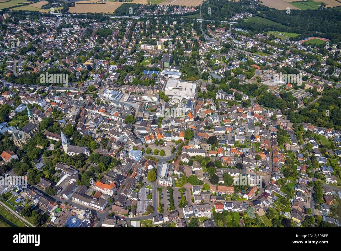 Luftbild, Innenstadt mit Altmarkt und katholischer Pfarrkirche zur Heiligen Familie und evangelischer Pauluskirche in Kamen, Ruhrgebiet, Nordrhein- Stockfoto