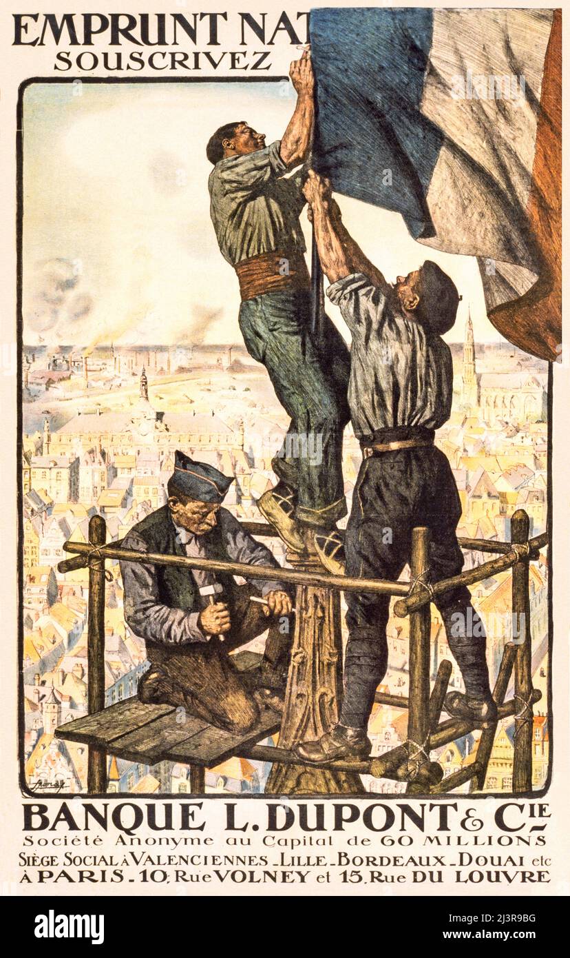 Ein französisches Werbeplakat aus dem ersten Weltkrieg aus dem frühen 20.. Jahrhundert, 1914-1918, mit Zusammenfassung: Drei Männer auf einem Gerüst, die eine französische Flagge an der Spitze eines Gebäudeturms befestigen. Der Künstler ist Lucien Jonas (1880-1947) Stockfoto