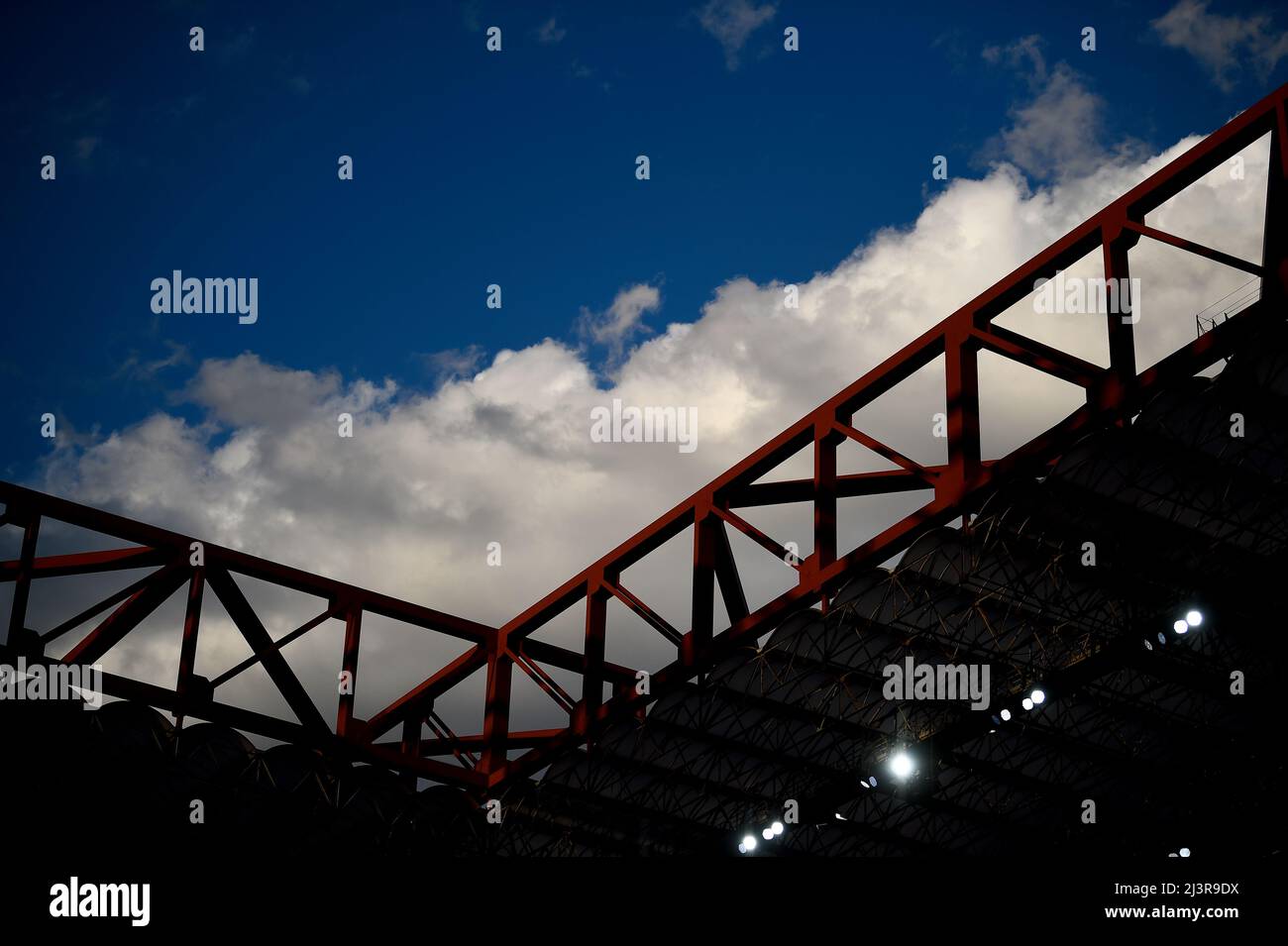 Mailand, Italien. 09. April 2022. Die Gesamtansicht des Giuseppe Meazza-Stadions (auch bekannt als San Siro) ist während des Fußballspiels der Serie A zwischen dem FC Internazionale und dem FC Hellas Verona zu sehen. Kredit: Nicolò Campo/Alamy Live Nachrichten Stockfoto