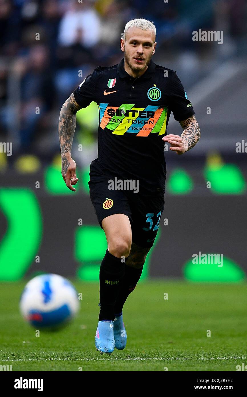 Mailand, Italien. 09. April 2022. Federico Dimarco vom FC Internazionale in Aktion während des Fußballspiels der Serie A zwischen dem FC Internazionale und dem FC Hellas Verona. Kredit: Nicolò Campo/Alamy Live Nachrichten Stockfoto