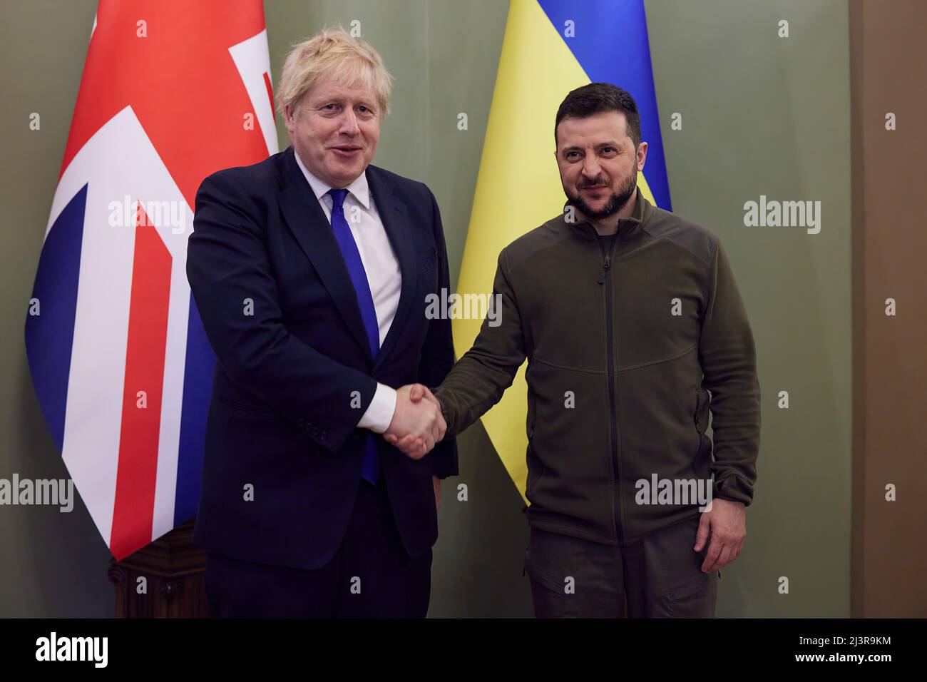 Der Präsident der Ukraine, Wolodymyr Zelenskyy, traf mit dem Premierminister des Vereinigten Königreichs, Boris Johnson, zusammen, der in Kiew, Ukraine, ankam Stockfoto