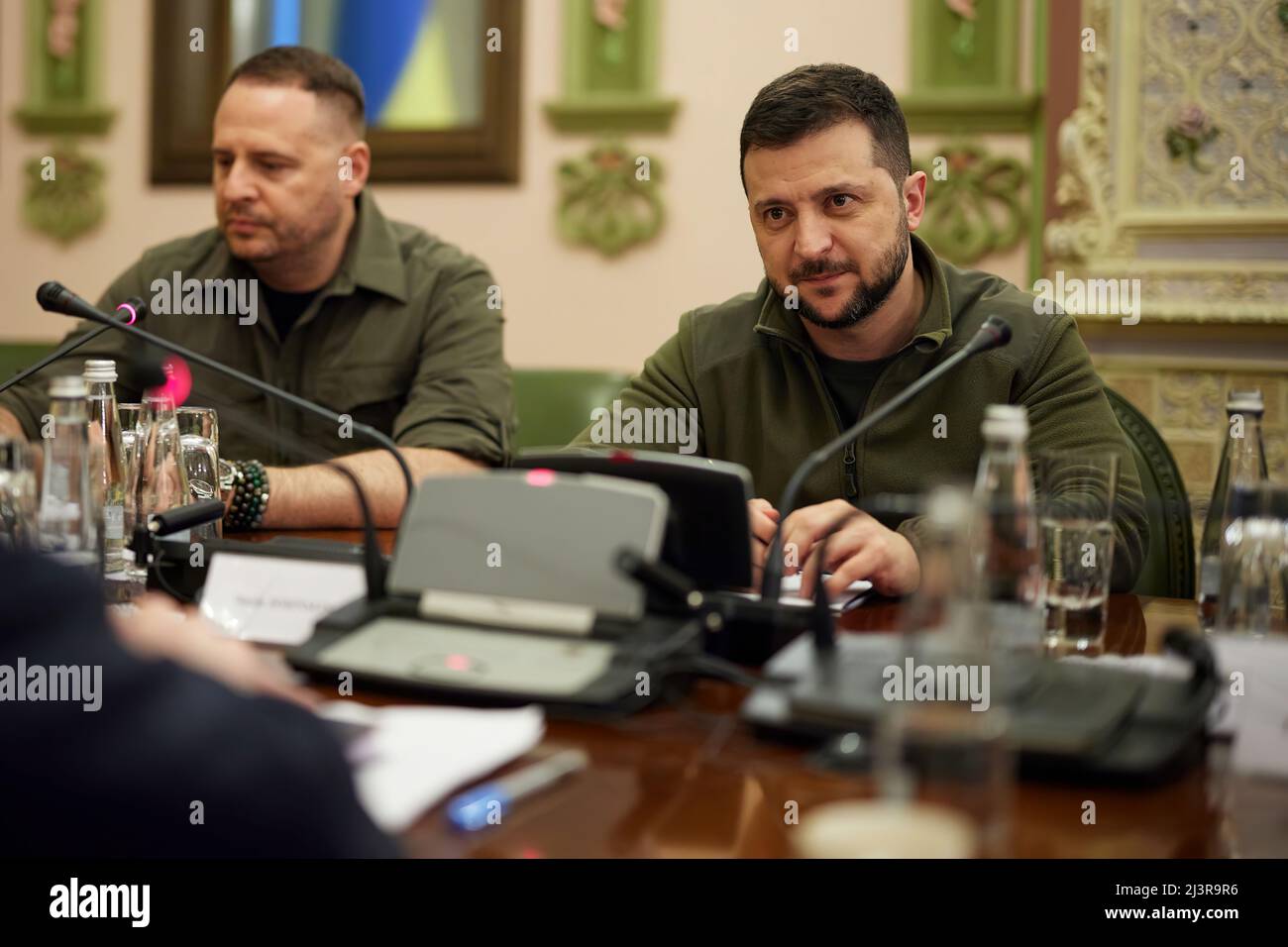 Der Präsident der Ukraine, Wolodymyr Zelenskyy, traf mit dem Premierminister des Vereinigten Königreichs, Boris Johnson, zusammen, der in Kiew, Ukraine, ankam Stockfoto