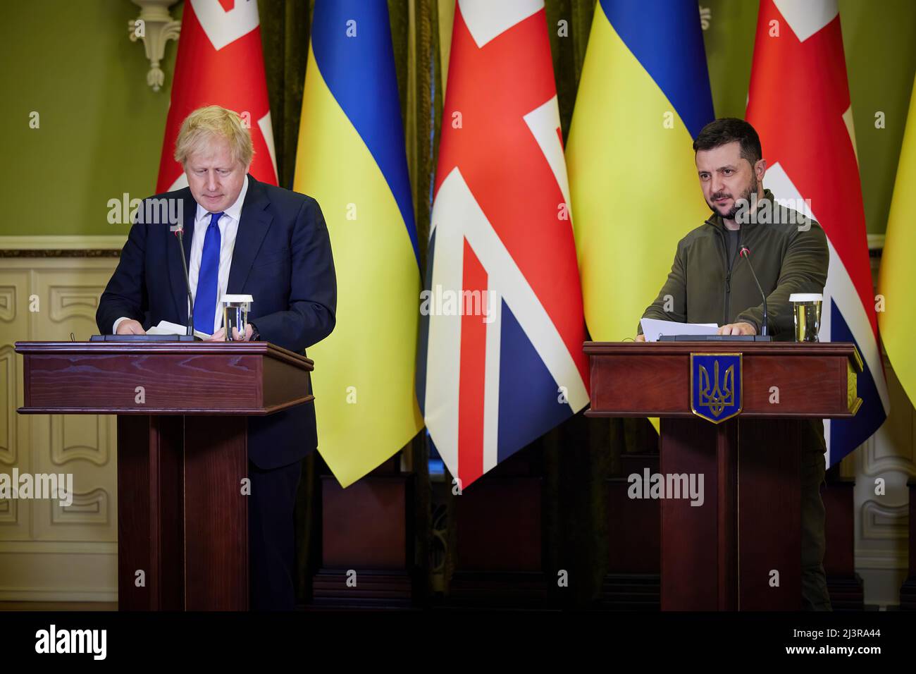 Der Präsident der Ukraine, Wolodymyr Zelenskyy, traf mit dem Premierminister des Vereinigten Königreichs, Boris Johnson, zusammen, der in Kiew, Ukraine, ankam Stockfoto