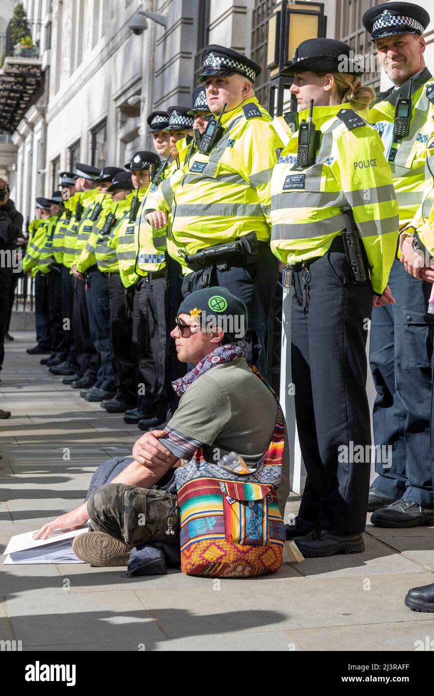 Westminster, London, Großbritannien. 9. April 2022. Extinction Rebellion Demonstranten blockieren Straßen und stören den Verkehr im Zentrum Londons, einschließlich Oxford Street, Regent Street und Westminster. Die BP-Büros waren ein Ziel von Protesten, wurden aber stark von der Polizei geschützt. Der globale Hauptsitz von BP befindet sich am St. James's Square im Zentrum von London Stockfoto
