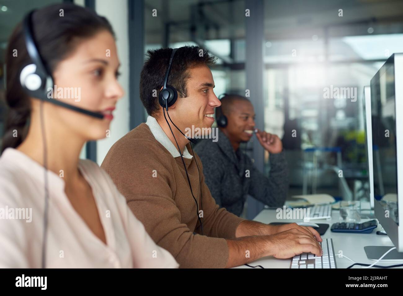 Nach und nach Verkaufsschlagenden. Aufnahme von Call Center-Agenten, die in einem Büro arbeiten. Stockfoto