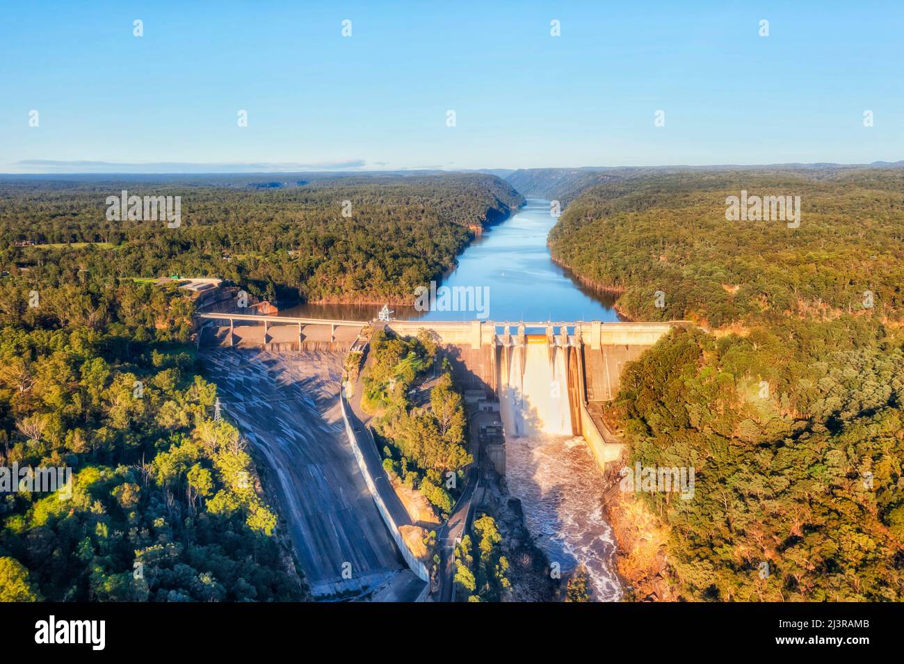 Wassereinzugsgebiet Warragamba Fluss und Staudamm im Großraum Sydney in den Blue Mountains - Blick aus der Luft. Stockfoto
