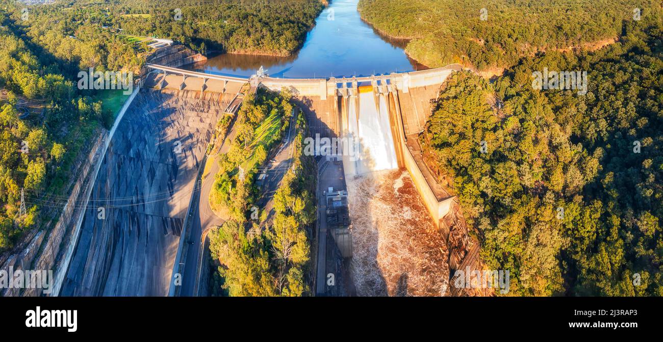 Sydney Water Warragamba Damm in den Blue Mountains von Australien in der Nähe von Greater sydney - Luftpanorama über überlaufendes Tor. Stockfoto