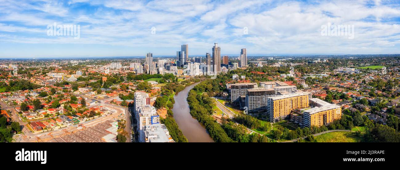 WESTERN Sydney Parramatta City CBD in einem weiten Luftpanorama mit Blick auf hohe Türme über dem Parramatta River. Stockfoto