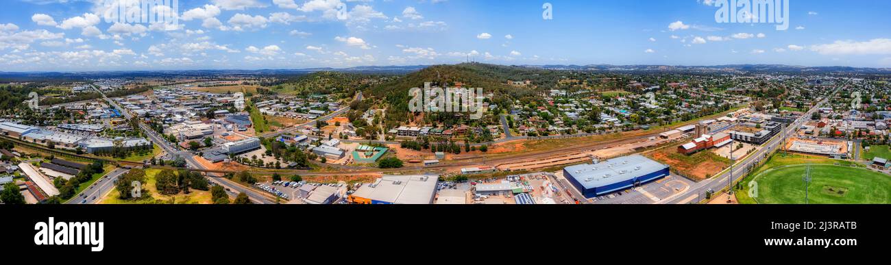 Breites Luftpanorama von Wagga Wagga Stadt Innenstadt in ländlichen regionalen Bereich von Australien - Transport-und Landwirtschaftszentrum. Stockfoto