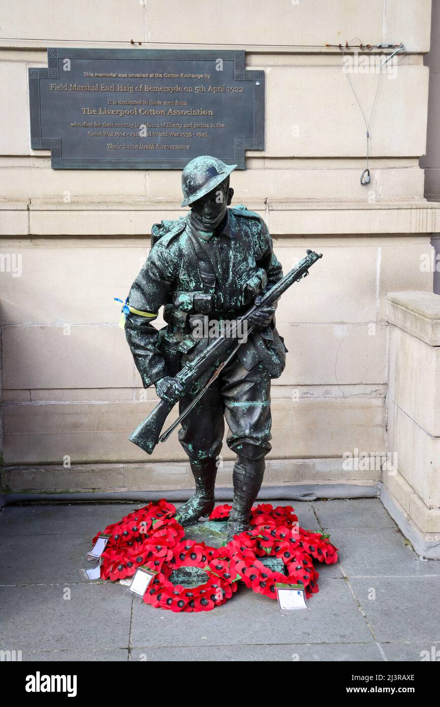 Denkmal eines Soldaten, Exchange Flags, Liverpool. Zum Gedenken an die Toten der Liverpool Cotton Association Stockfoto
