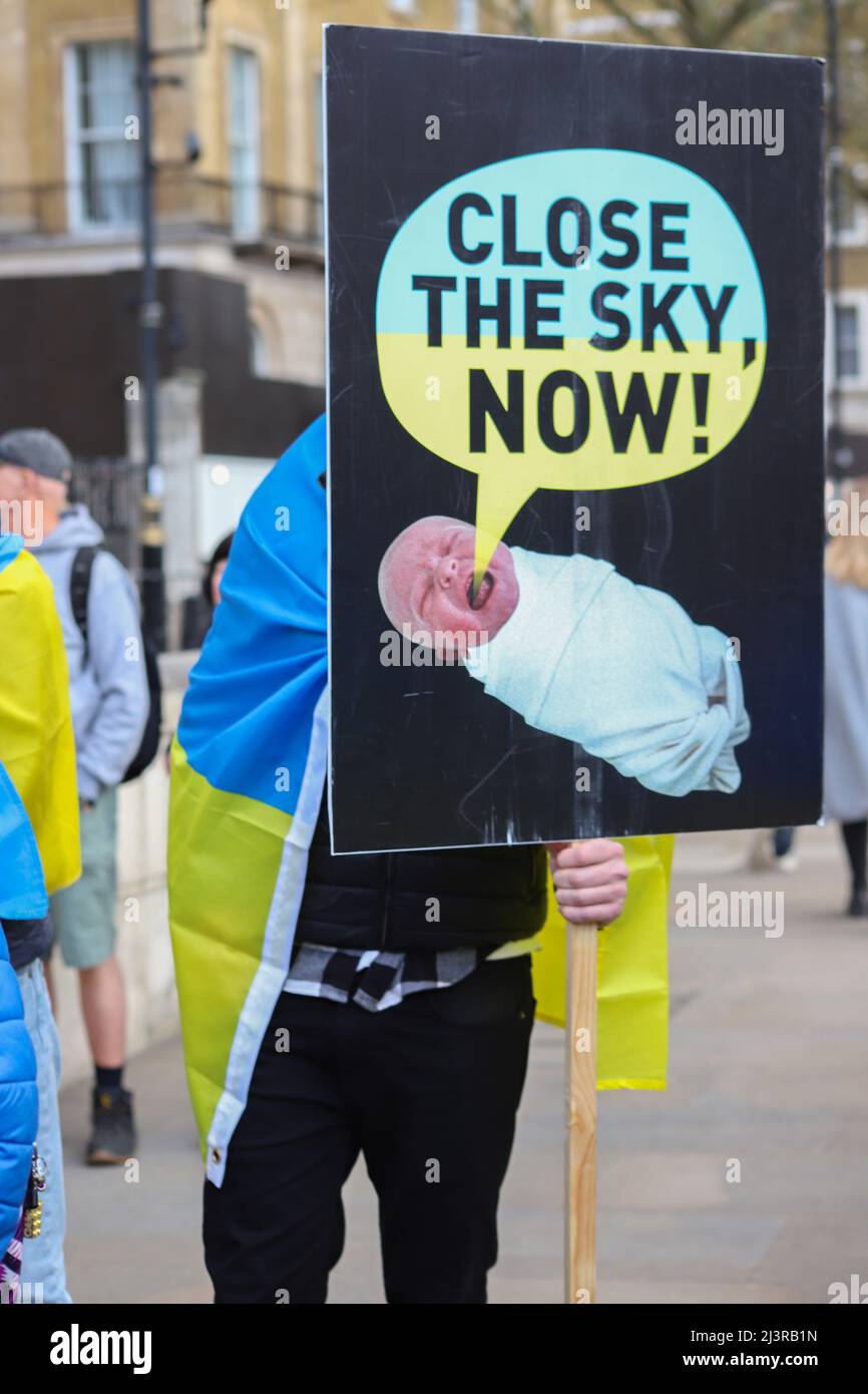 London, England, Großbritannien 9. April 2022 Stand mit Protest und Eintreten der Ukraine in der Downing Street. Die Demonstranten trugen traditionelle Kostüme und Plakate mit Aussagen über die Verbrechen russischer Soldaten und lagen mit gefesselten und angeketteten Händen. Stockfoto