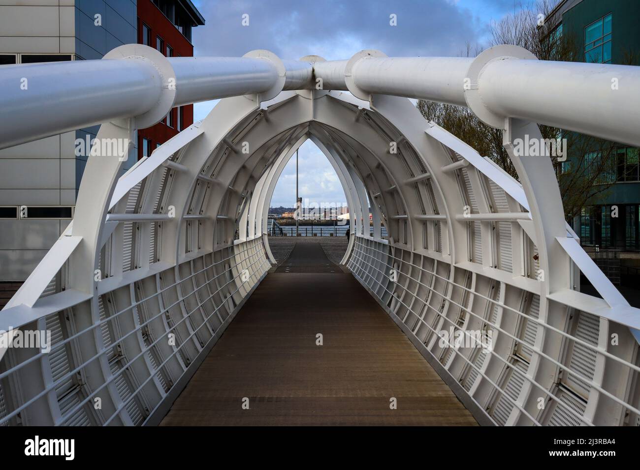 Weißer Tränenfall / kreisförmige Fußbrücke über das Princes Dock, Liverpool Stockfoto