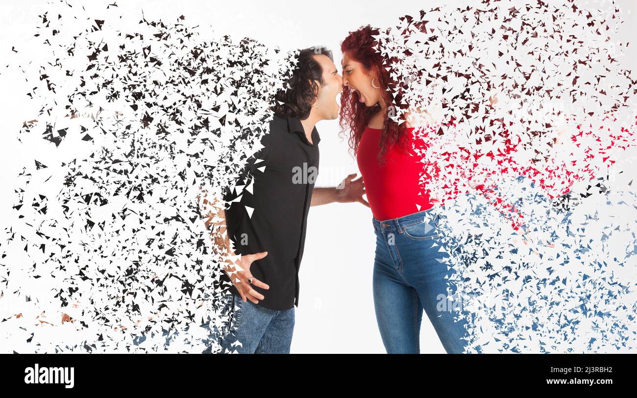 Junges Paar mit Problemen, die sehr gewalttätig argumentieren Stockfoto Junges Paar mit Problemen, die sehr gewalttätig argumentieren Stockfoto