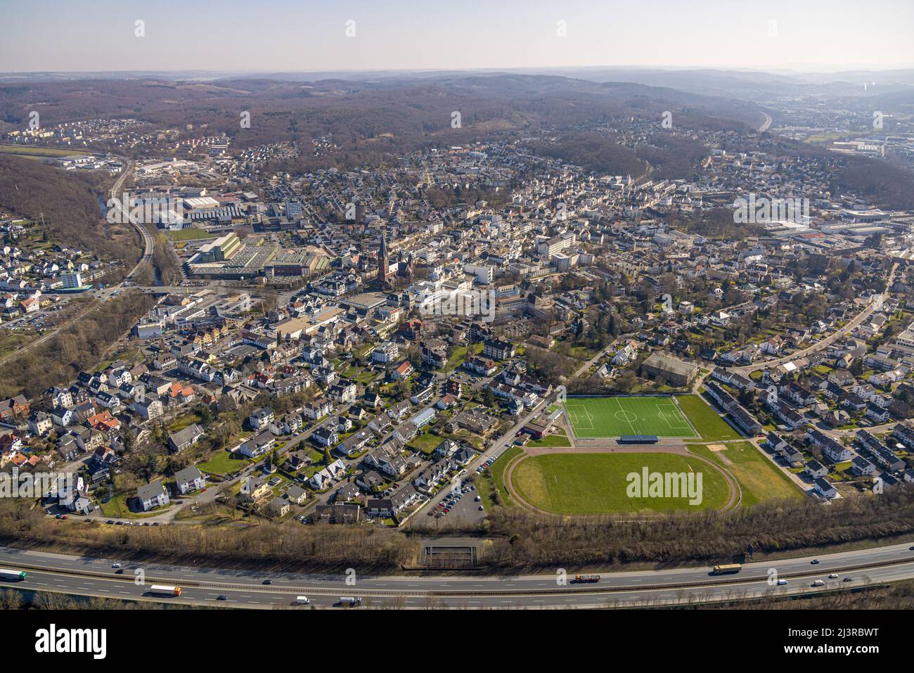 Luftaufnahme, Ortsansicht und Dom von Neheim St. Johannes-Baptist in Neheim, Arnsberg, Sauerland, Nordrhein-Westfalen, Deutschland, Ort der Anbetung Stockfoto