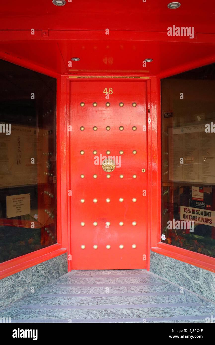 Rote Tür, China Town, chinesisches Restaurant, Liverpool Stockfoto