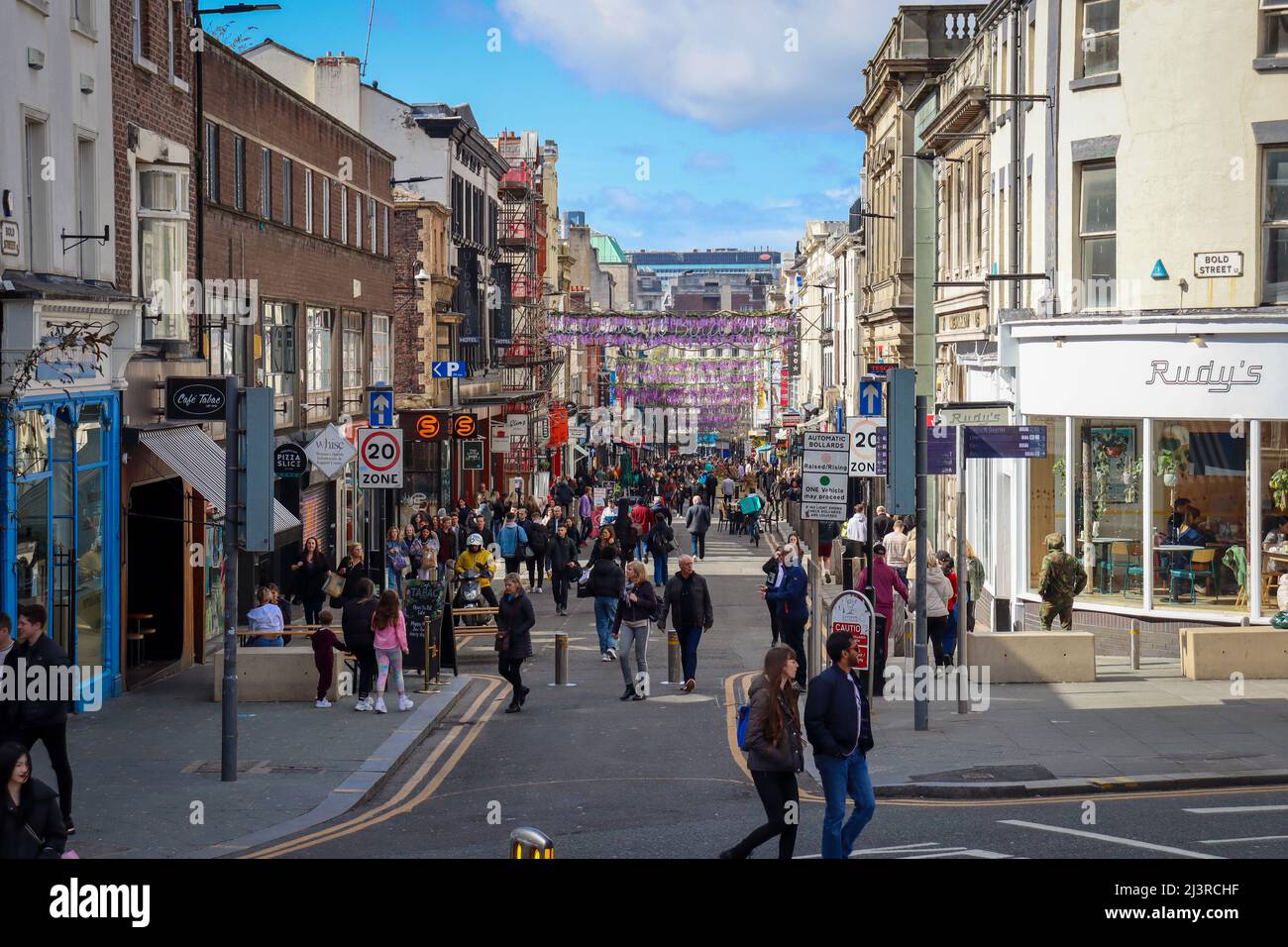 Blick auf die Bold Street, Liverpool, mit Einkaufsbummel und blauem Himmel Stockfoto