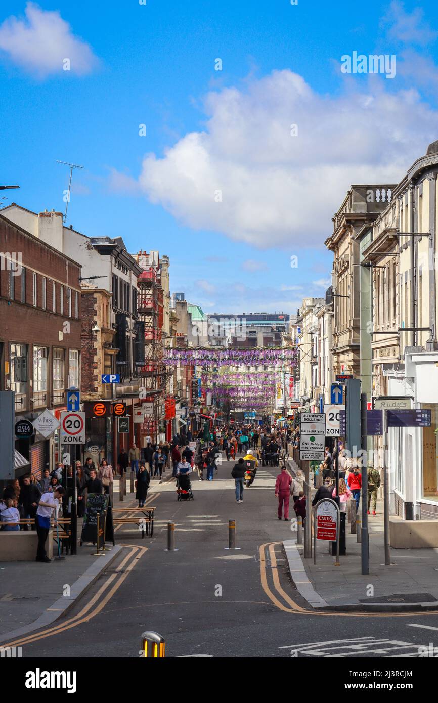 Blick auf die Bold Street, Liverpool, mit Einkaufsbummel und blauem Himmel Stockfoto