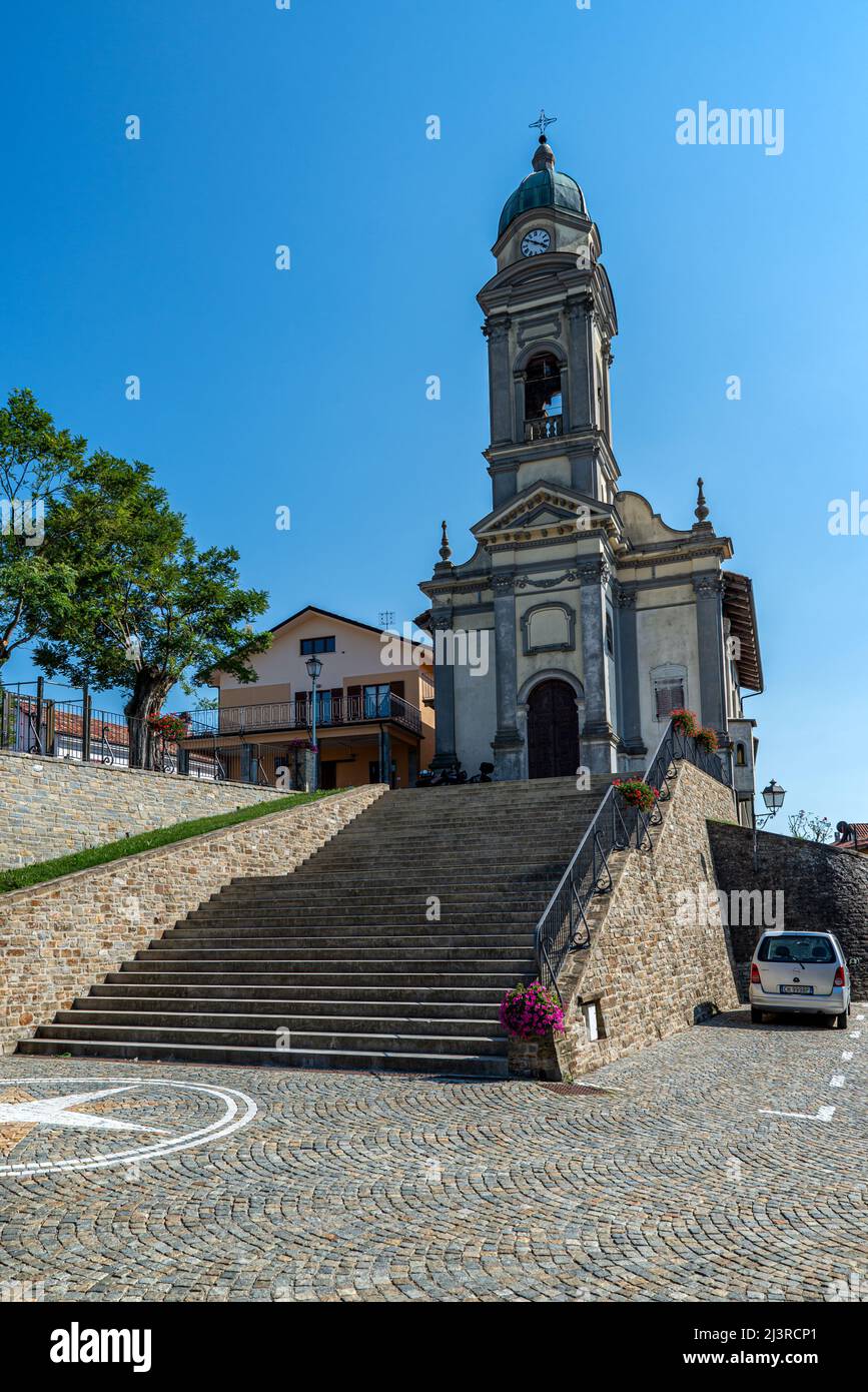 Kirche mit einer Steineskalade, Roddino (CN), Piemont, Italien Stockfoto