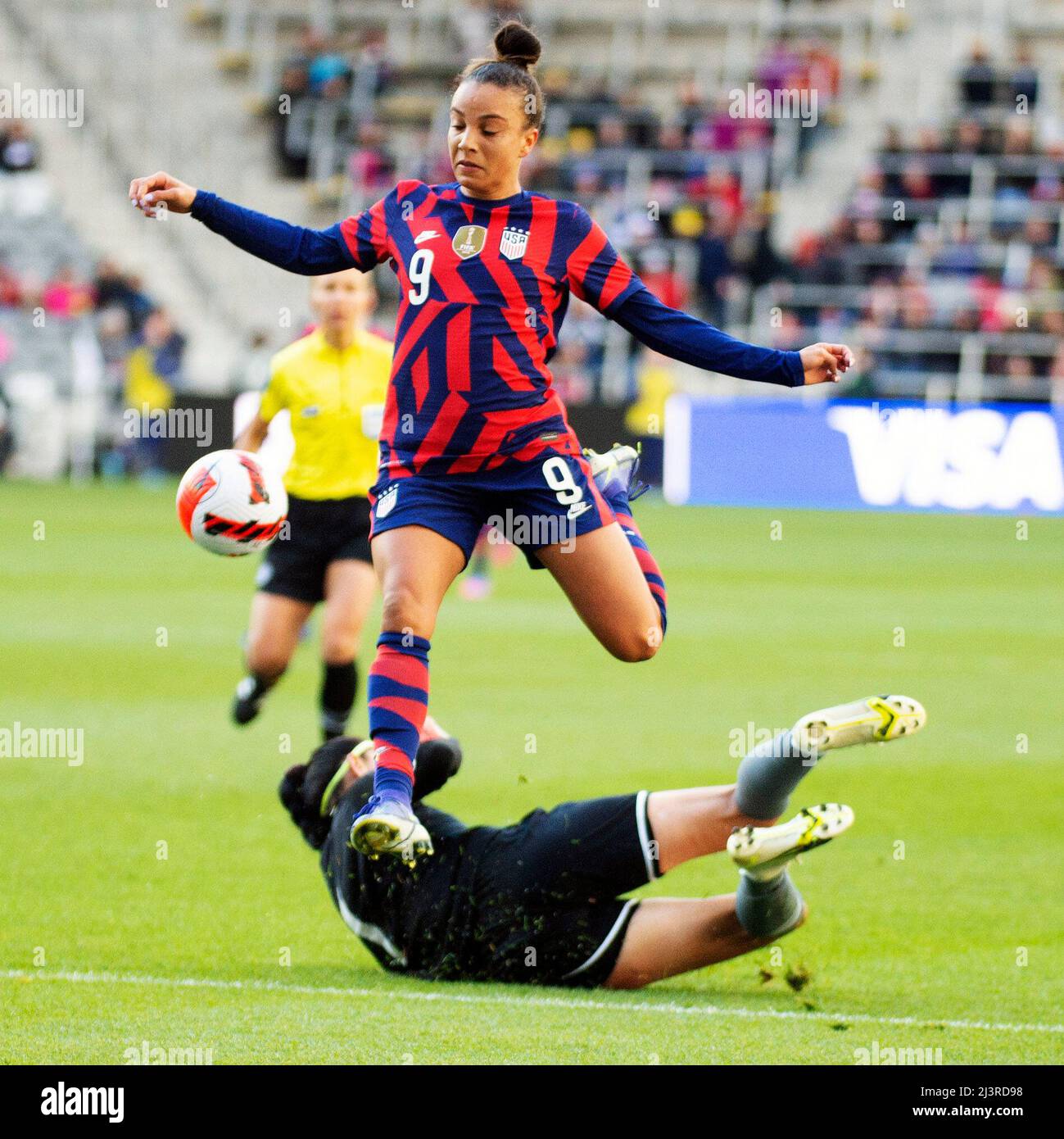 Columbus, Ohio, USA. 9. April 2022. Der US-Stürmer Mallory Pugh (9) kollidiert in seinem Spiel gegen Columbus, Ohio, USA, mit dem usbekischen Torhüter Laylo Tilovova (1). Brent Clark/Alamy Live News Stockfoto