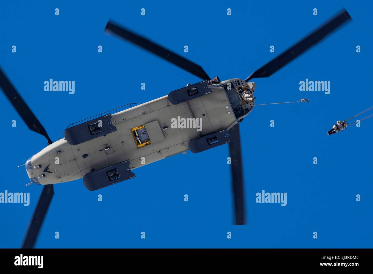 Spezialisten der taktischen Luftkontrollpartei (TACP) der Luftwaffe, die der Abteilungs-1, 3. zugewiesen wurden, springen während eines Flugtrainings über der Geronimo Drop Zone Joint Base Elmendorf-Richardson, Alaska, vom 7. April 2022 von einem Alaska Army National Guard CH-47 Chinook Hubschrauber. Special Warfare Airmen from Detachment 1, 3. ASOS, and Detachment 3, 1. Combat Weather Squadron, supported by Alaska Army National Guard Aircrew from B Company, 2-211. General Support Aviation Bataillon, führte das Training durch, um Fähigkeiten in der Luft und zur Einsatzbereitschaft in einer arktischen Umgebung zu demonstrieren. (U Stockfoto