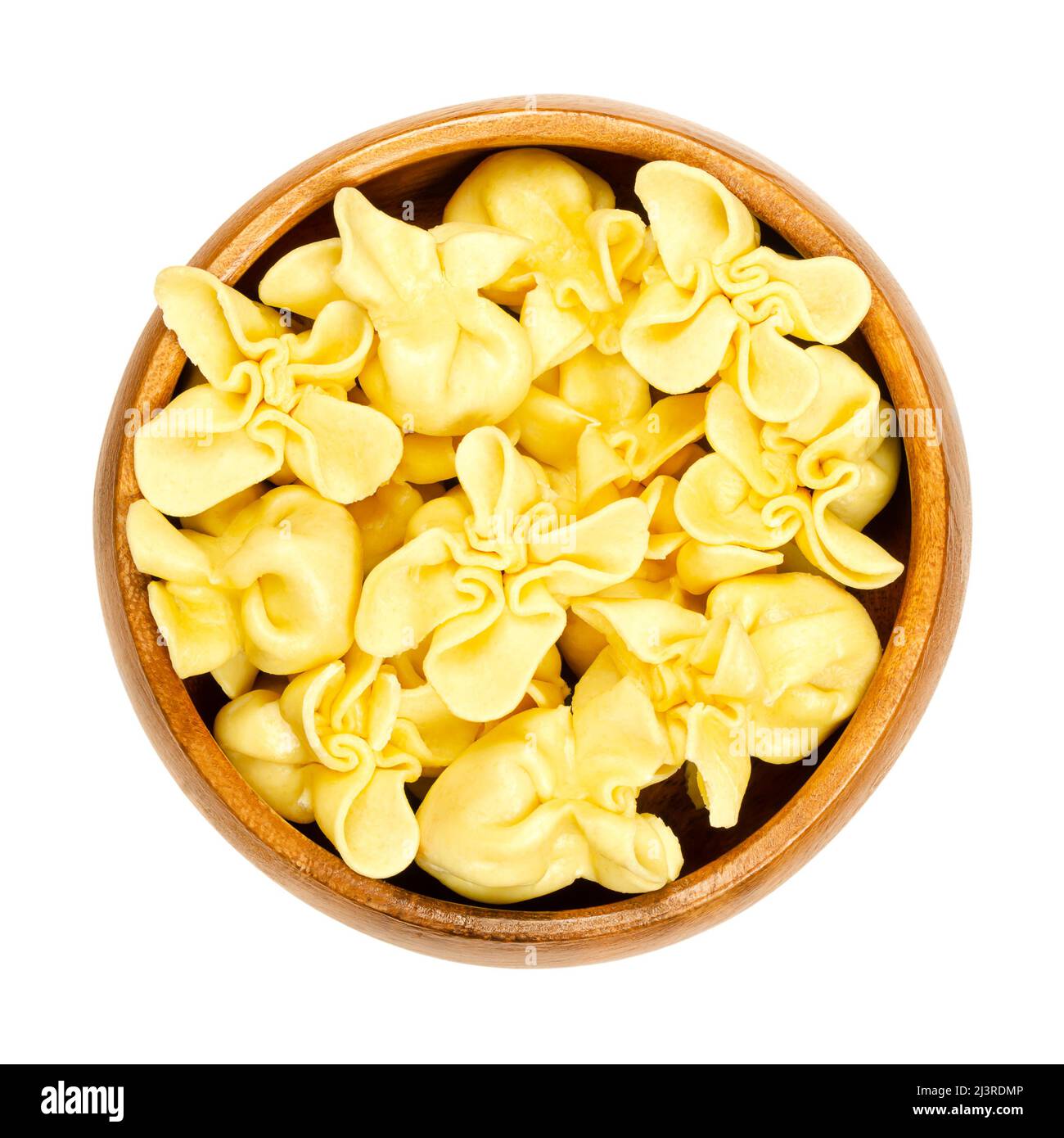 Fagottini, gefüllte italienische Pasta, Knödel in Holzschüssel. Quadratischer Nudelteig, mit Füllung in der Mitte und gefalteten Ecken in einer Spitze. Stockfoto