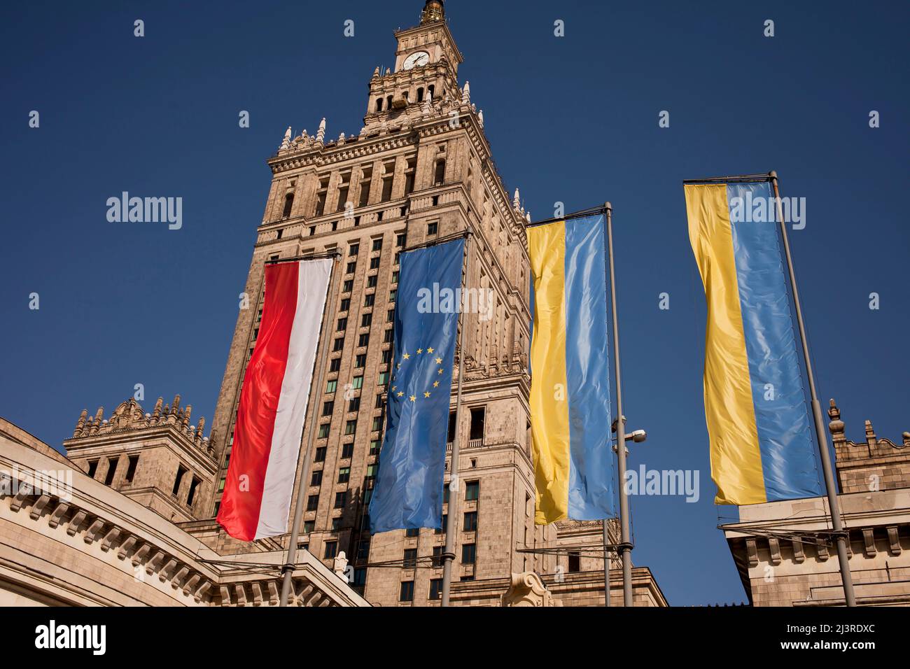 Warschau, Polen, März 20 2022. Flaggen von Polen, der Europäischen Union und der Ukraine in Warschau Stockfoto