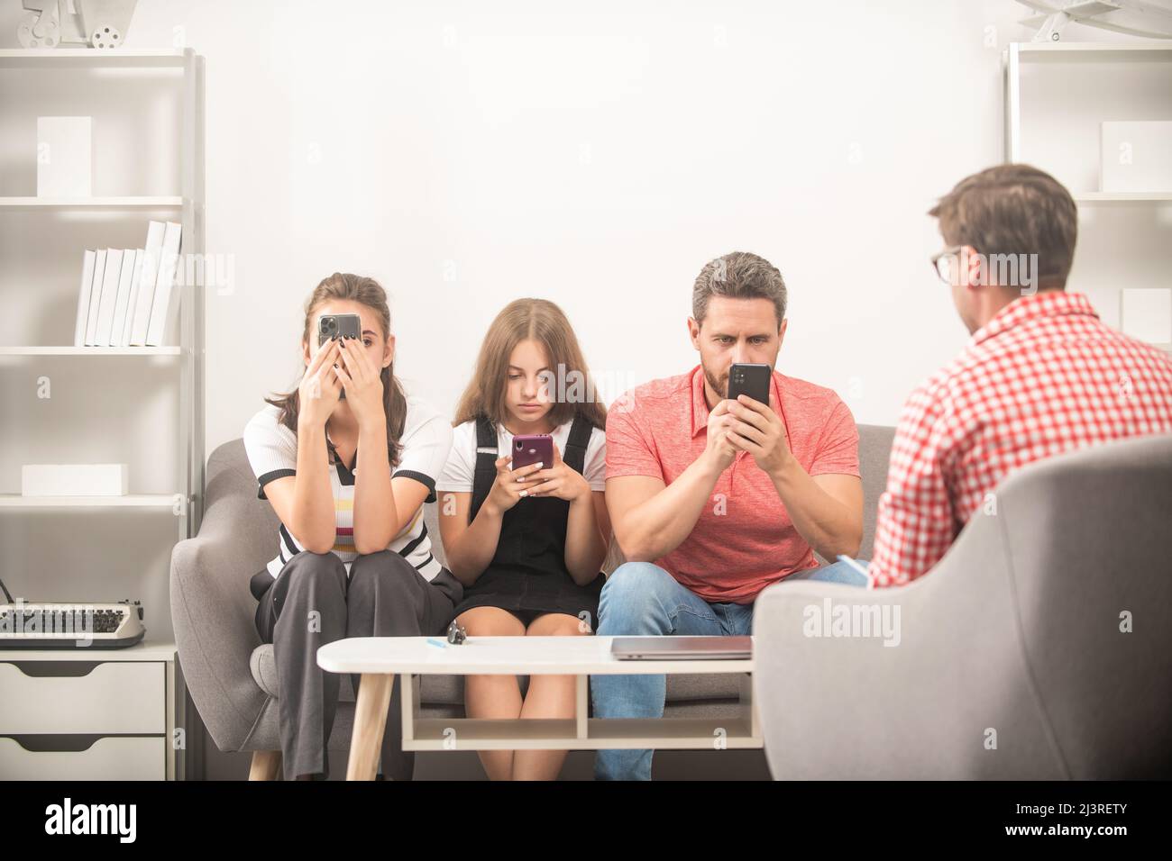 Psychologe geben Familientherapie für Telefon süchtig Papa Mutter und Tochter Mädchen, Internet Stockfoto