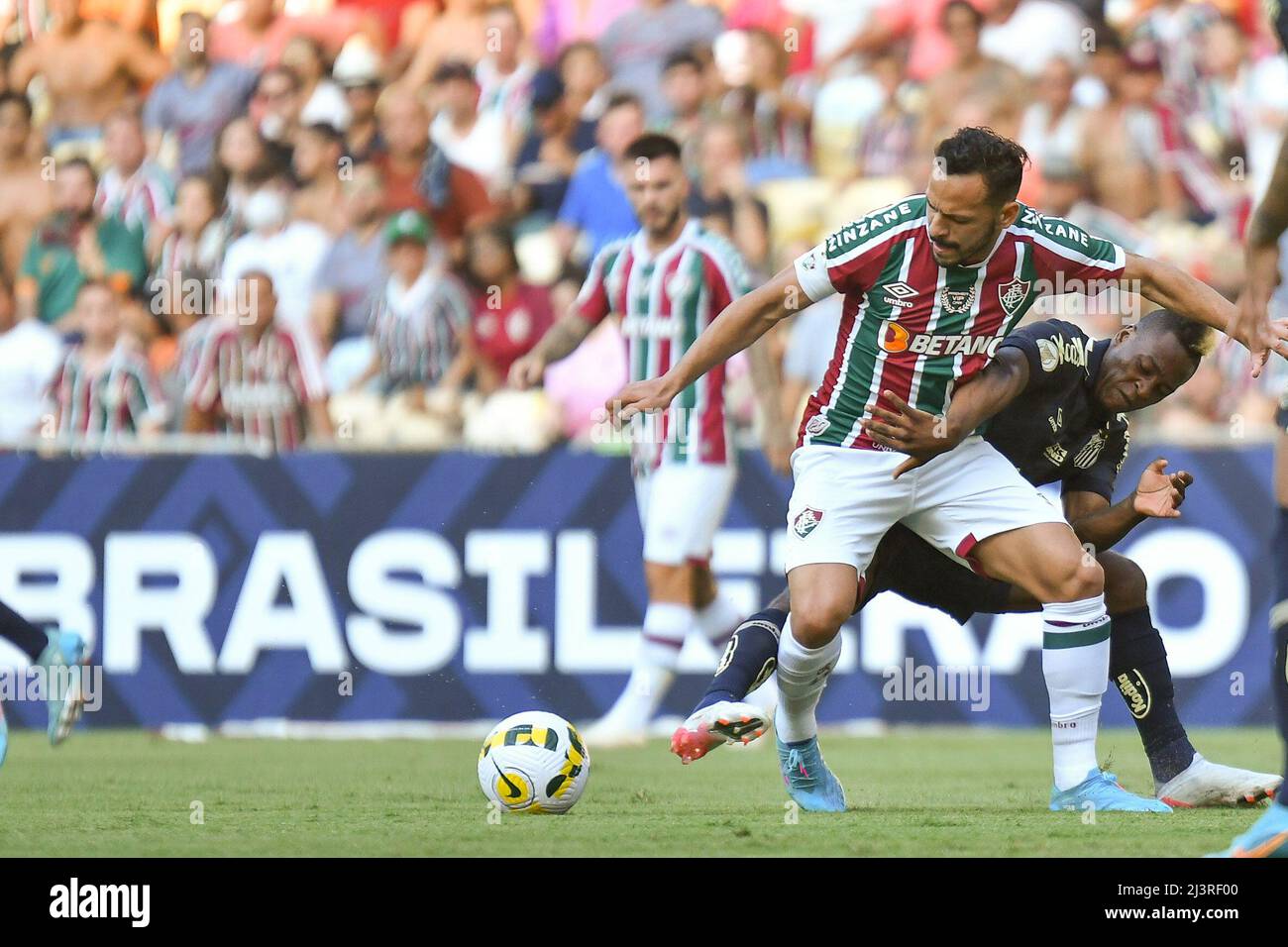 9.. April 2022; Maracan &#XE3; Stadion, Rio de Janeiro, Brasilien. Yago Felix von Fluminense fordert Jhojan Julio von Santos während Fluminense gegen Santos, Campeonato Brasileiro S&#xe9;rie A 2022 heraus Stockfoto