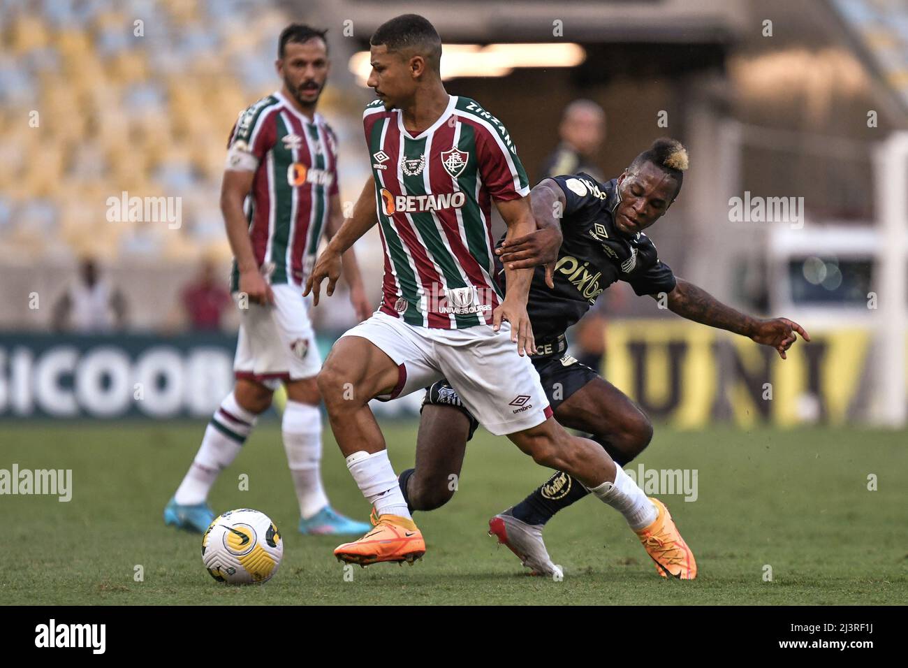 9.. April 2022; Maracan &#XE3; Stadion, Rio de Janeiro, Brasilien. André von Fluminense fordert Jhojan Julio von Santos während Fluminense gegen Santos, Campeonato Brasileiro Série A 2022 heraus Stockfoto