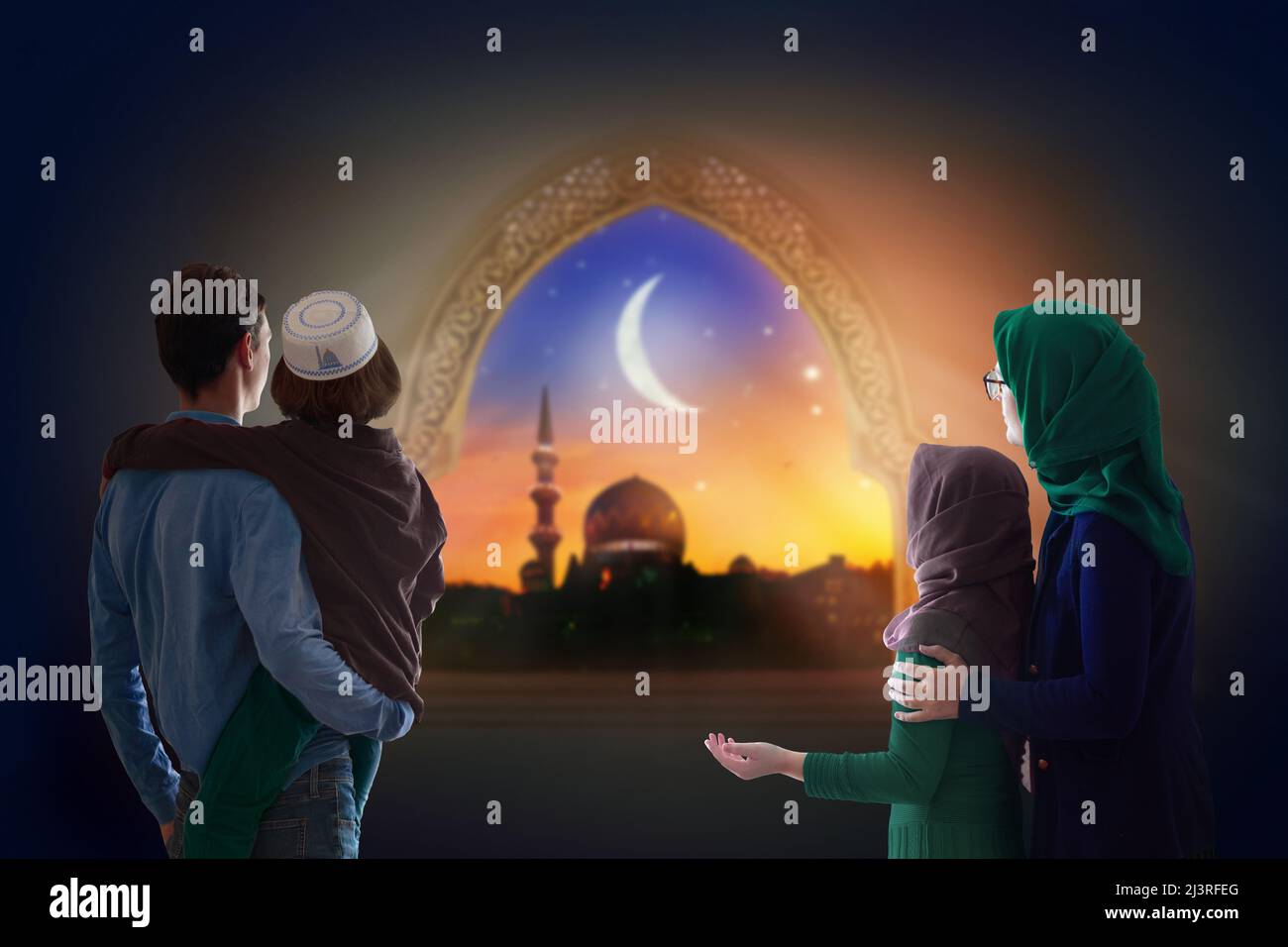 Ramadan Kareem Gruß. Familie am Fenster mit Blick auf die islamische Stadt mit Moschee-Skyline, Halbmond und Sternen. Muslimische Eltern und Kinder beten. Stockfoto