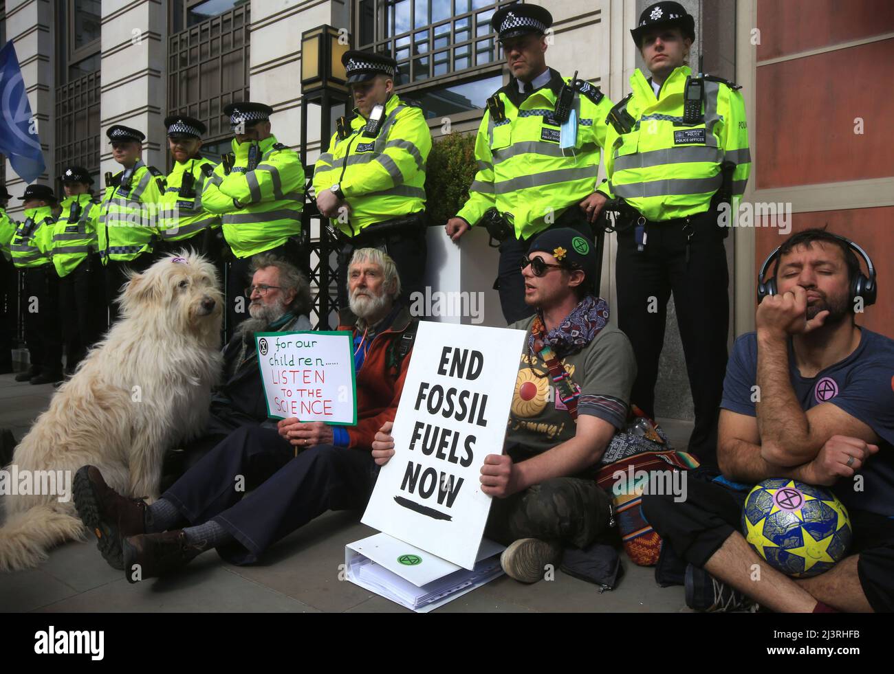 London, Großbritannien. 09. April 2022. Rebellen sitzen vor der Polizeilinie, die während der Demonstration zum Schutz des britischen Hauptquartiers von BP gebildet wurde. Am Eröffnungstag des Extinction Rebellion Spring Rebellion. Die Rebellen haben versprochen, in London Störungen zu verursachen, bis die Regierung ihren Forderungen zuhört und die Klimanotlage erkennt. (Foto von Martin Pope/SOPA Images/Sipa USA) Quelle: SIPA USA/Alamy Live News Stockfoto
