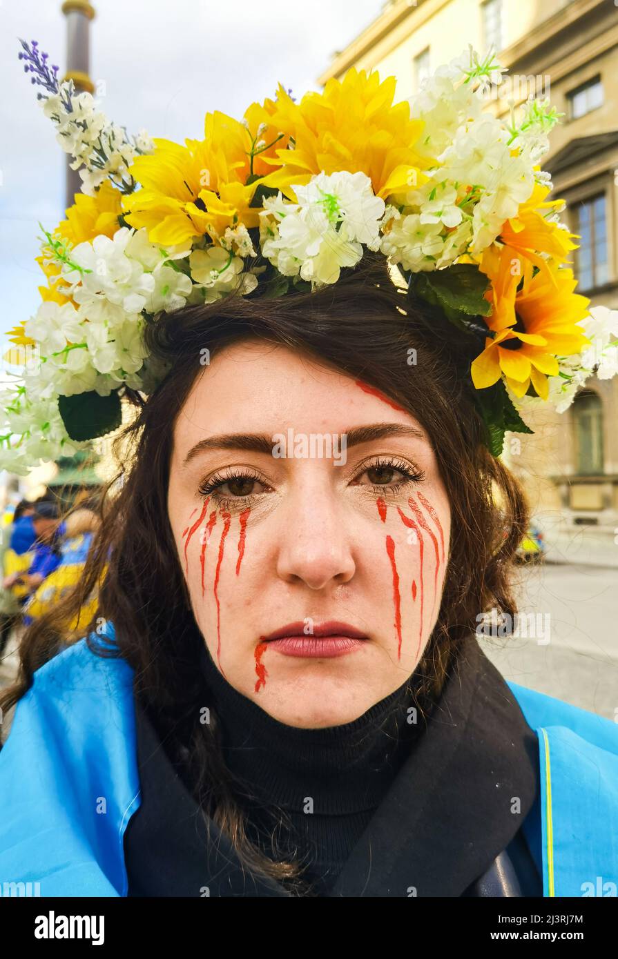 München, Bayern, Deutschland. 9. April 2022. Ukrainer malen ihre Gesichter, um bei einem Protest gegen die russische Invasion Blut zu simulieren. Nach den jüngsten Gräueltaten des russischen Militärs in Bucha und dem Raketenangriff auf den Bahnhof Kramatorsk traten Ukrainer, ukrainische Flüchtlinge, Deutsche und Menschen aus der ganzen Welt zusammen, um einen Stopp der militärischen Aggression Russlands zu fordern und Europa dazu zu bewegen, die Verteidigung der Ukraine zu stärken. (Bild: © Sachelle Babbar/ZUMA Press Wire) Stockfoto