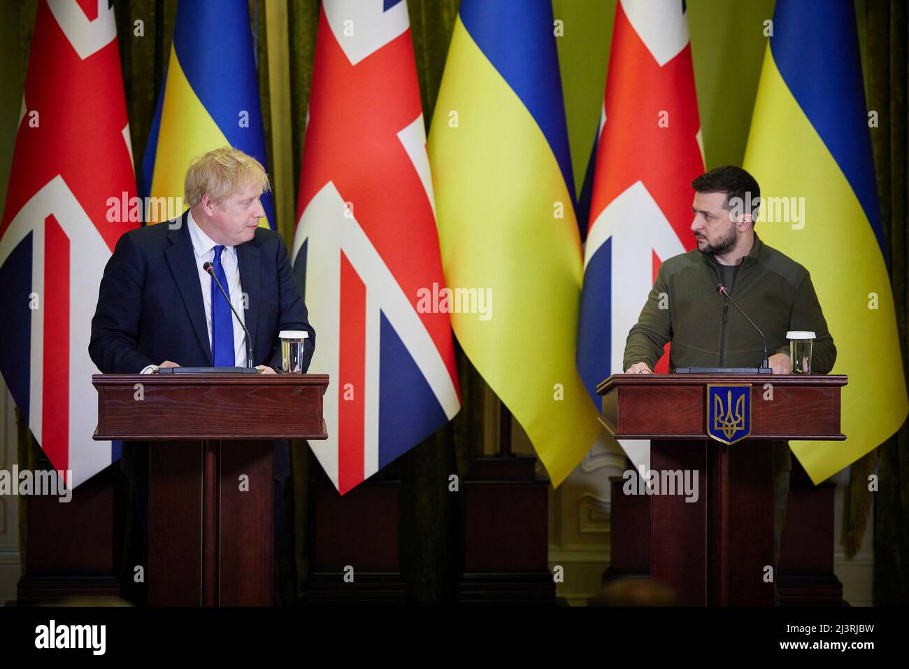 Kiew, Ukraine. 09. Apr, 2022. Krieg in der Ukraine. Präsident Volodymyr ZELENSKYY (ZELENSKYY) . empfängt Boris Johnson (Premierminister Großbritannien), Kredit: Das Präsidentenamt der Ukraine über SVEN SIMON Fotoagentur GmbH & Co. Pressefoto KG # Prinzessin-Luise-Str. 41 # 45479 M uelheim/R uhr # Tel 0208/9413250 # Fax. 0208/9413260 # GLS Bank # BLZ 430 609 67 # Konto 4030 025 100 # IBAN DE75 4306 0967 4030 0251 00 # BIC GENODEM1GLS # www.svensimon.net./dpa/Alamy Live News Stockfoto