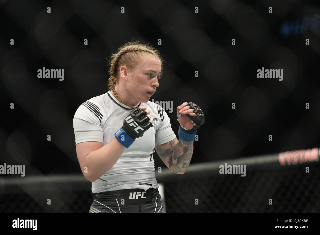 JACKSONVILLE, FL - 9. APRIL: Kay Hansen kämpft am 9. April 2022 in Jacksonville, Florida, USA, gegen Piera Rodríguez in ihrem Catchweight-Kampf während des UFC 273-Events in der Vystar Memorial Arena. (Foto von Louis Grasse/PxImages) Credit: Px Images/Alamy Live News Stockfoto