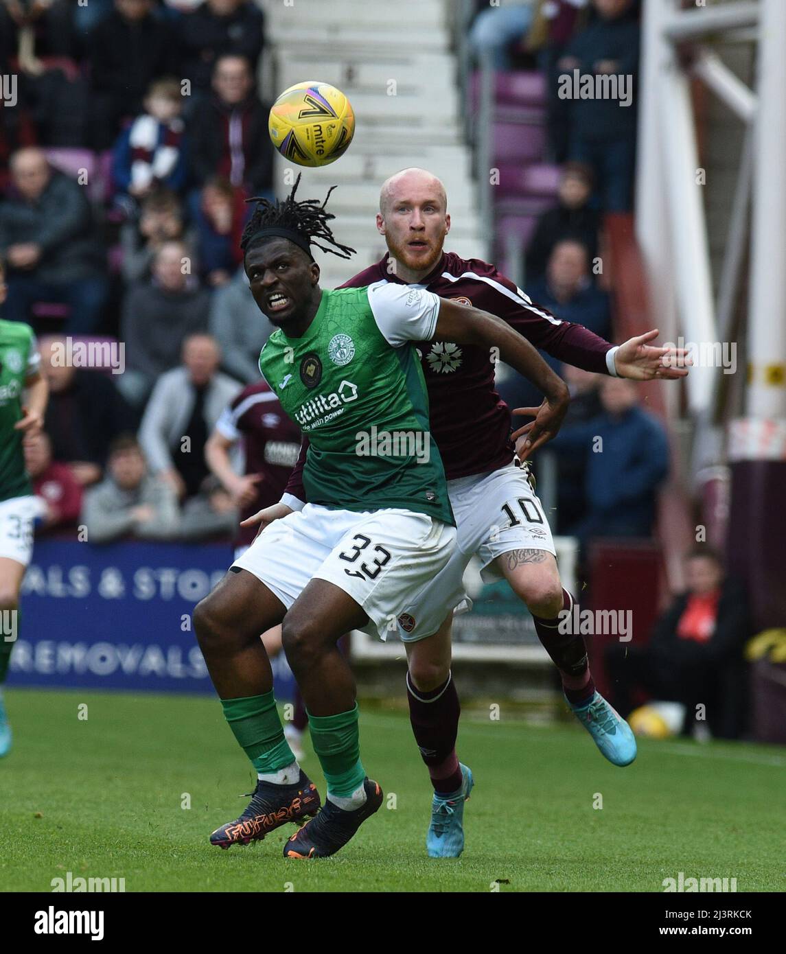 Tynecastle Park Edinburgh, Schottland, Großbritannien, 9.. April 22. Hearts vs Hibernian Cinch Premiership Match Hibs' Rocky Bushiri (33) & Hearts' Liam Boyce kämpfen gegen sich. Kredit: eric mccowat/Alamy Live Nachrichten Stockfoto