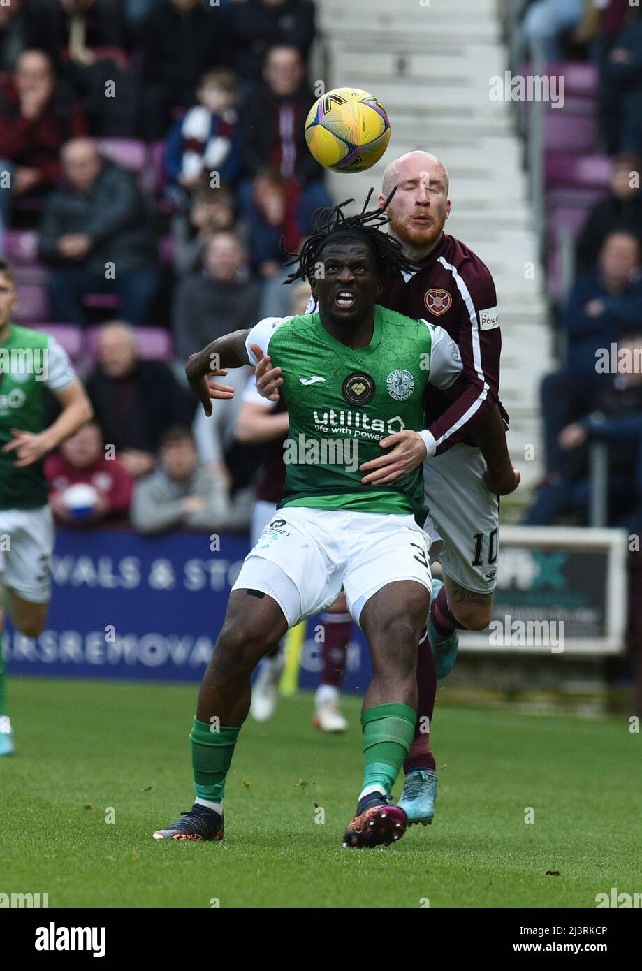 Tynecastle Park Edinburgh, Schottland, Großbritannien, 9.. April 22. Hearts vs Hibernian Cinch Premiership Match Hibs' Rocky Bushiri & Hearts' Liam Boyce Battle it Out Credit: eric mccowat/Alamy Live News Stockfoto