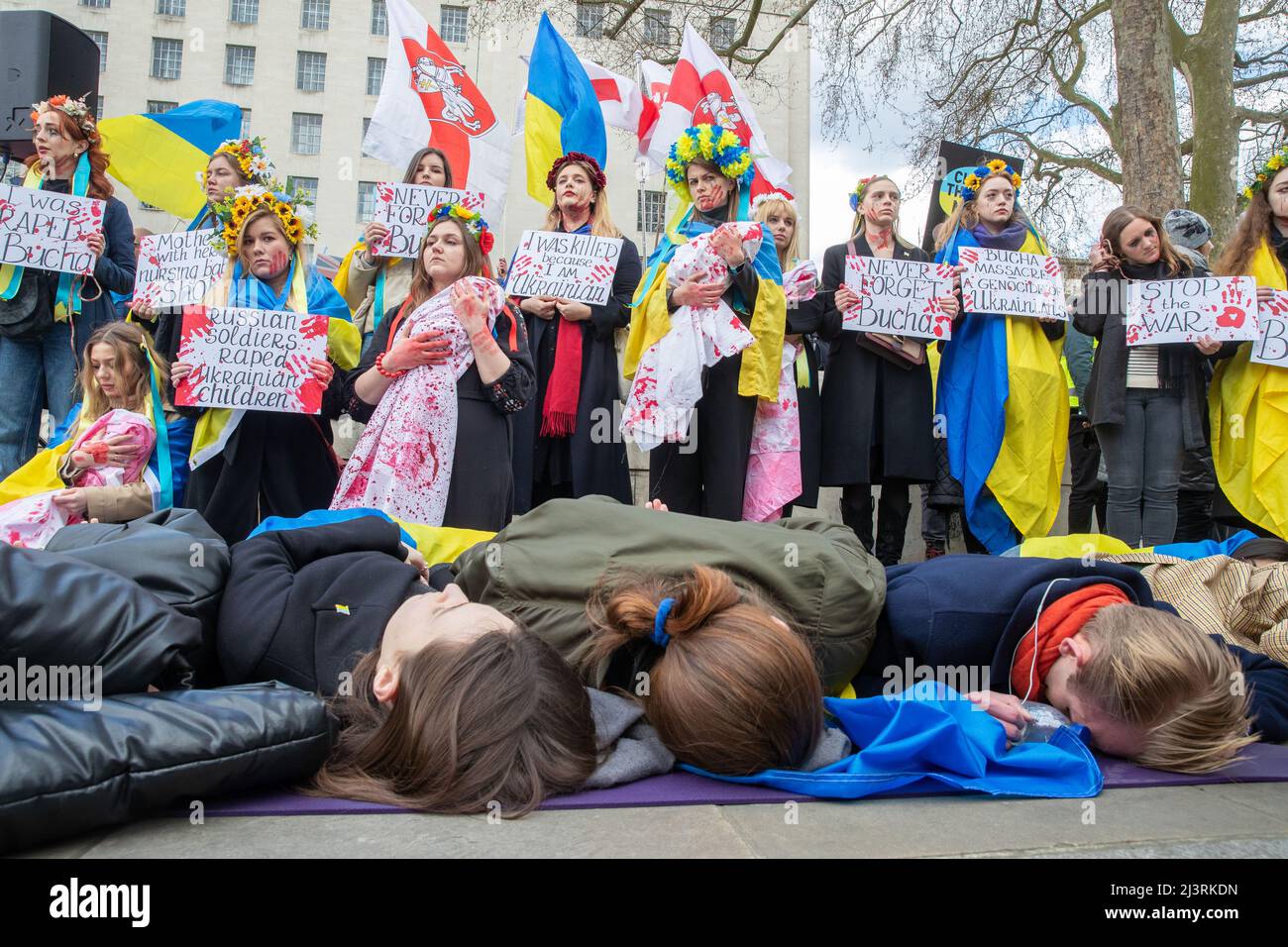 LONDON, 09 2022. APRIL, demonstrieren ukrainische Demonstranten gegen die russische Invasion der Ukraine vor der Downing Street in Whitehall, London. Stockfoto