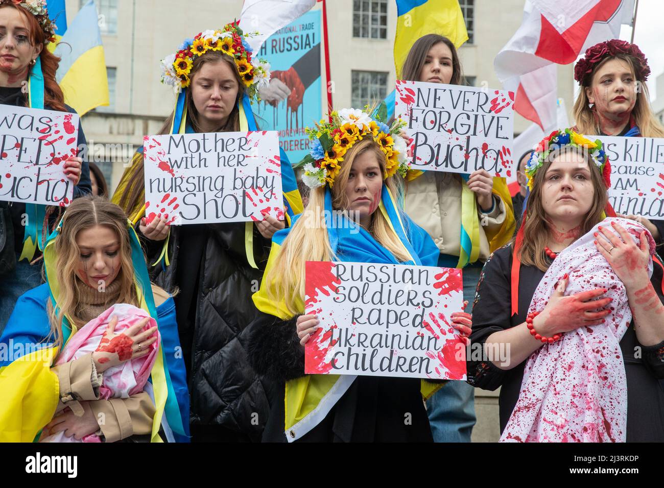 LONDON, 09 2022. APRIL, demonstrieren ukrainische Demonstranten gegen die russische Invasion der Ukraine vor der Downing Street in Whitehall, London. Stockfoto