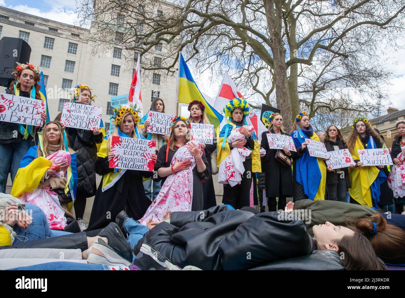 LONDON, 09 2022. APRIL, demonstrieren ukrainische Demonstranten gegen die russische Invasion der Ukraine vor der Downing Street in Whitehall, London. Stockfoto