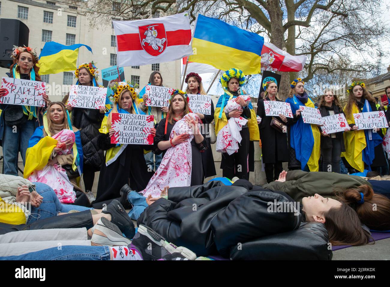 LONDON, 09 2022. APRIL, demonstrieren ukrainische Demonstranten gegen die russische Invasion der Ukraine vor der Downing Street in Whitehall, London. Stockfoto