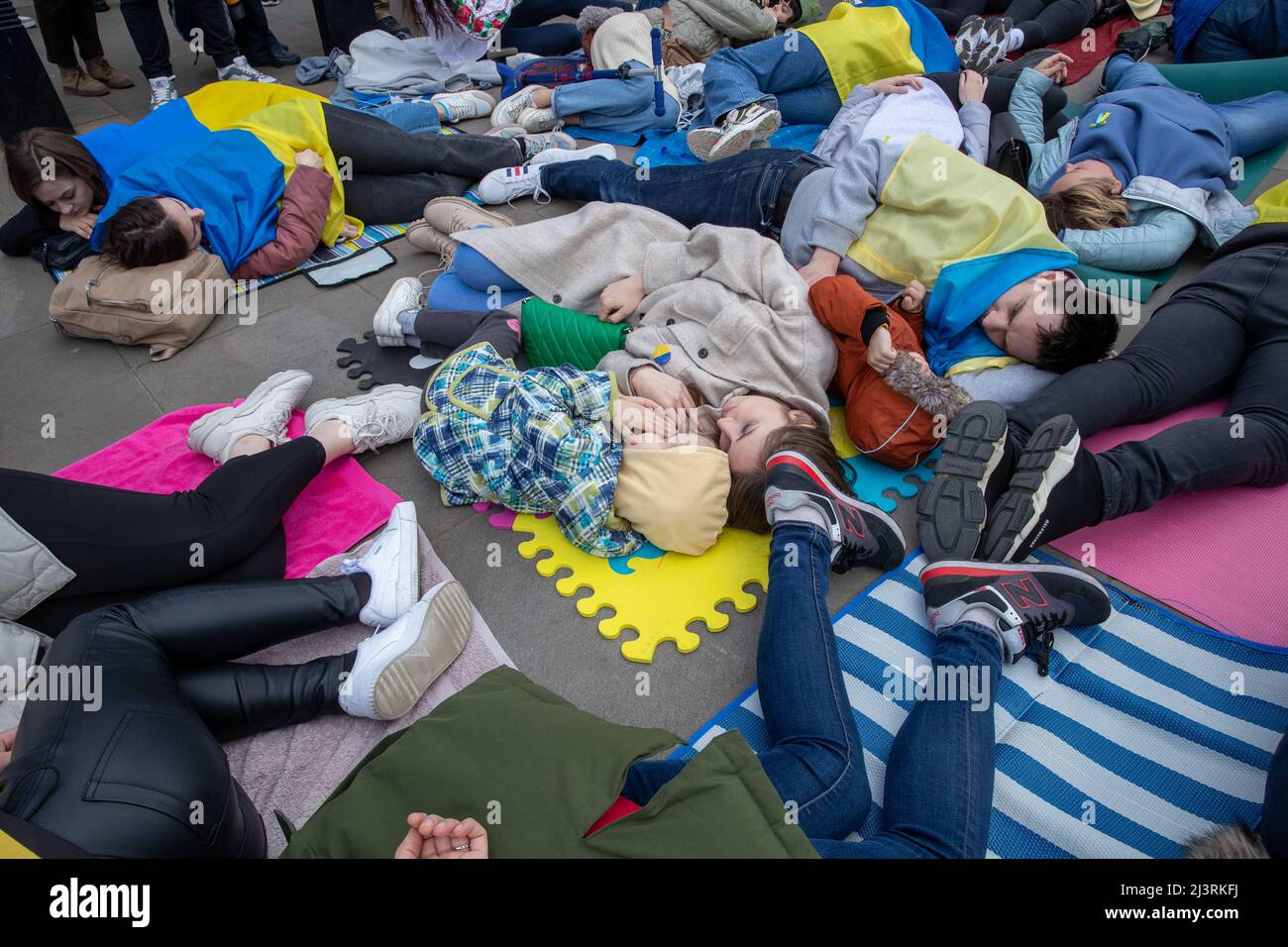 LONDON, 09 2022. APRIL, demonstrieren ukrainische Demonstranten gegen die russische Invasion der Ukraine vor der Downing Street in Whitehall, London. Stockfoto