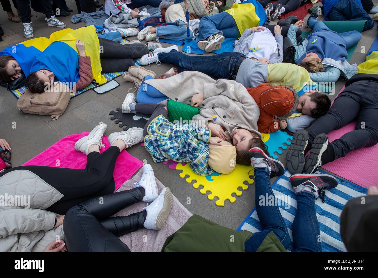LONDON, 09 2022. APRIL, demonstrieren ukrainische Demonstranten gegen die russische Invasion der Ukraine vor der Downing Street in Whitehall, London. Stockfoto