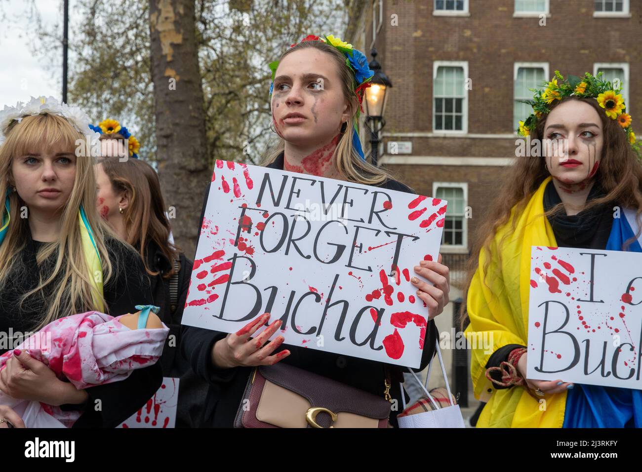 LONDON, 09 2022. APRIL, demonstrieren ukrainische Demonstranten gegen die russische Invasion der Ukraine vor der Downing Street in Whitehall, London. Stockfoto