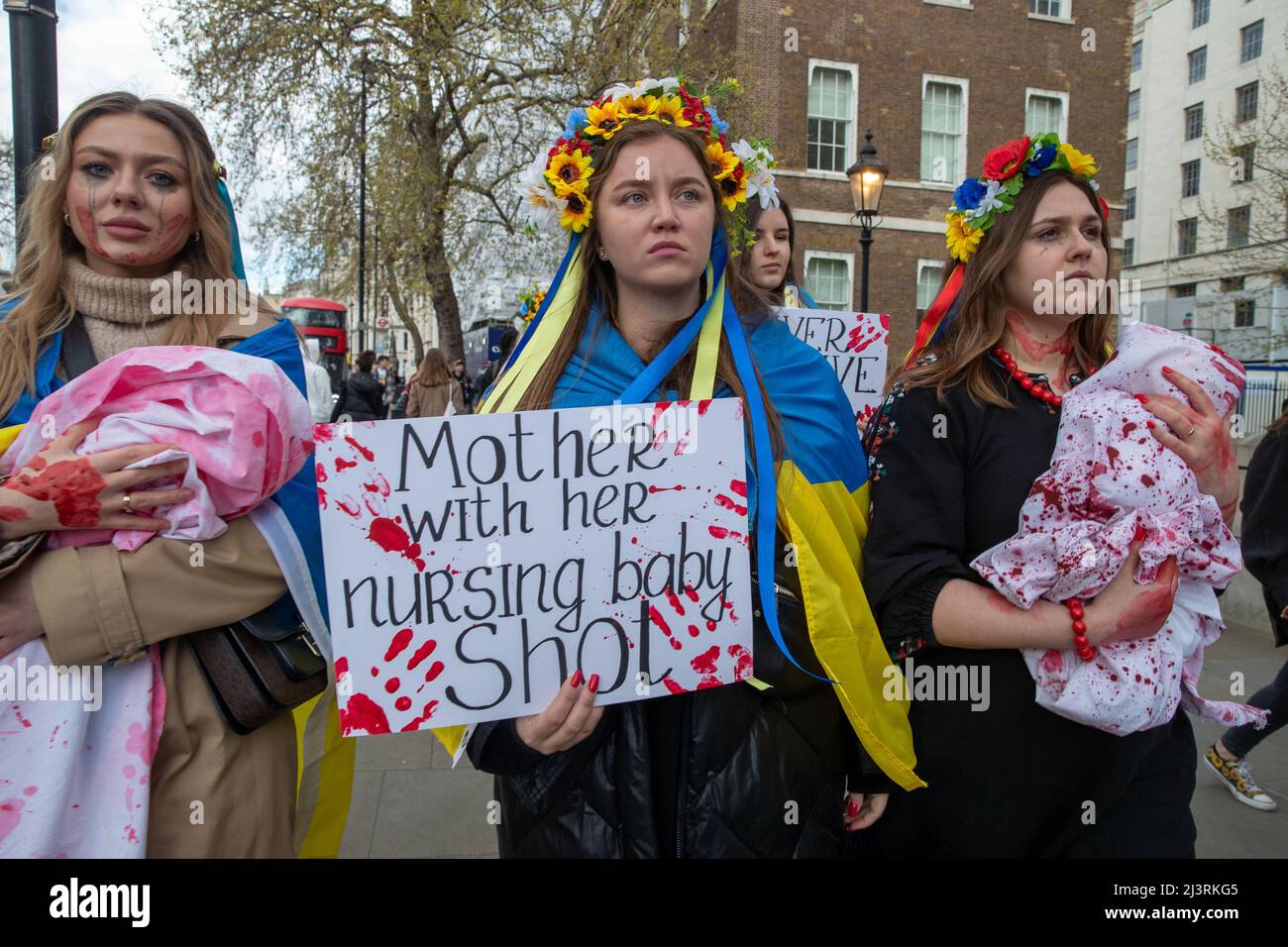 LONDON, 09 2022. APRIL, demonstrieren ukrainische Demonstranten gegen die russische Invasion der Ukraine vor der Downing Street in Whitehall, London. Stockfoto