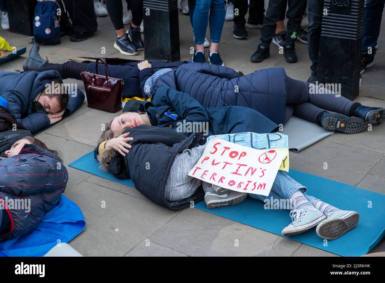 LONDON, 09 2022. APRIL, demonstrieren ukrainische Demonstranten gegen die russische Invasion der Ukraine vor der Downing Street in Whitehall, London. Stockfoto