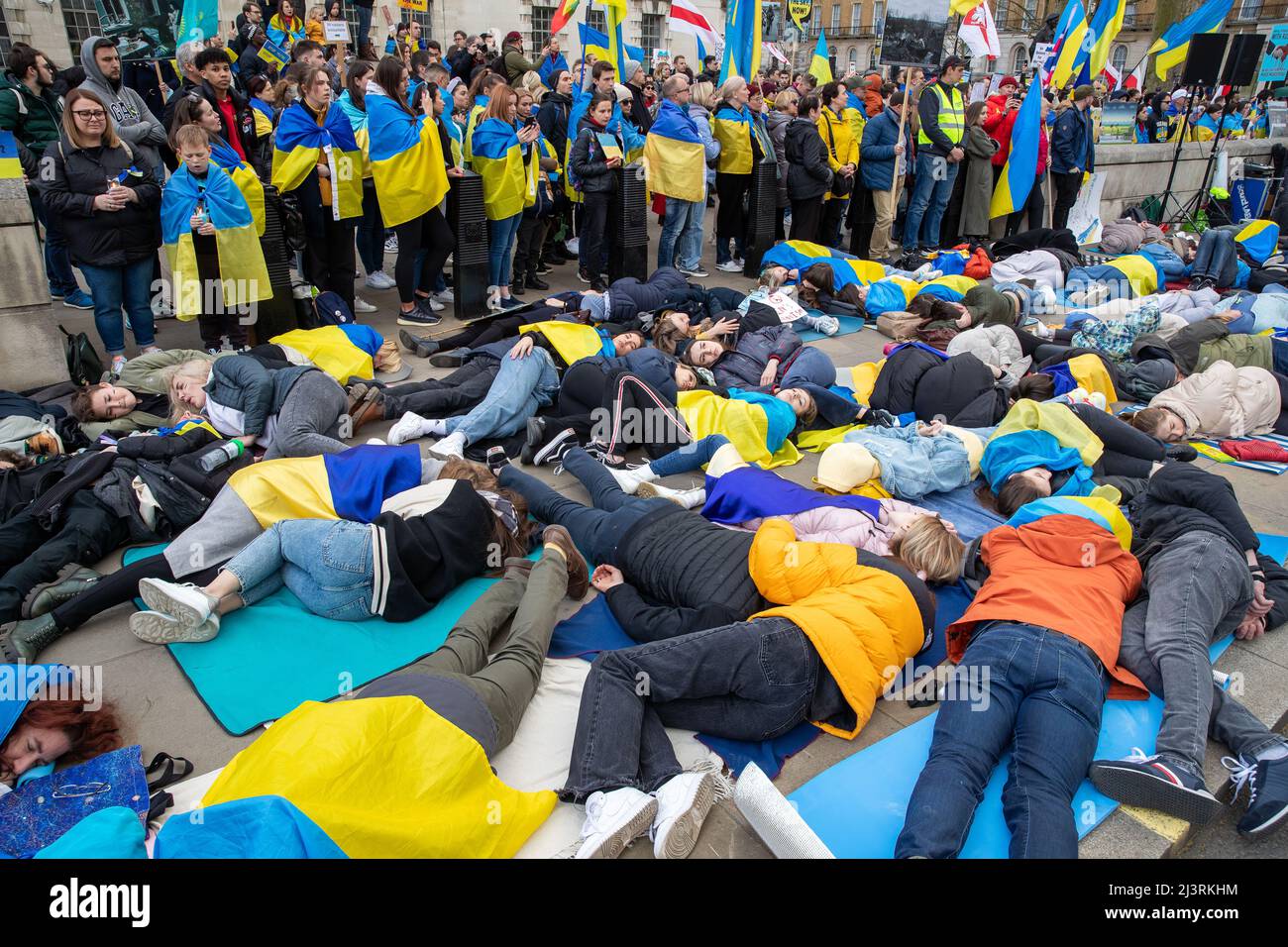 LONDON, 09 2022. APRIL, demonstrieren ukrainische Demonstranten gegen die russische Invasion der Ukraine vor der Downing Street in Whitehall, London. Stockfoto