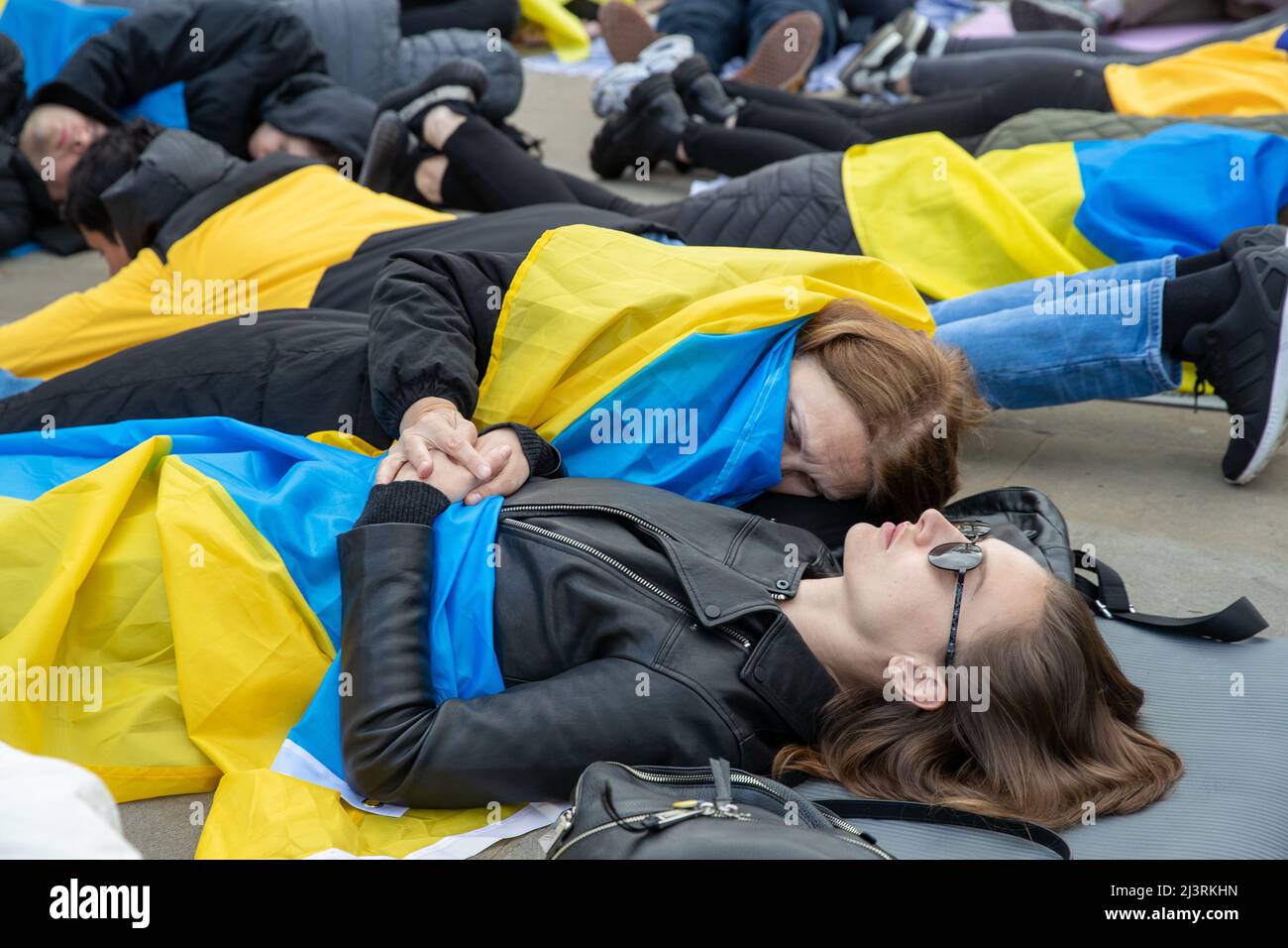 LONDON, 09 2022. APRIL, demonstrieren ukrainische Demonstranten gegen die russische Invasion der Ukraine vor der Downing Street in Whitehall, London. Stockfoto