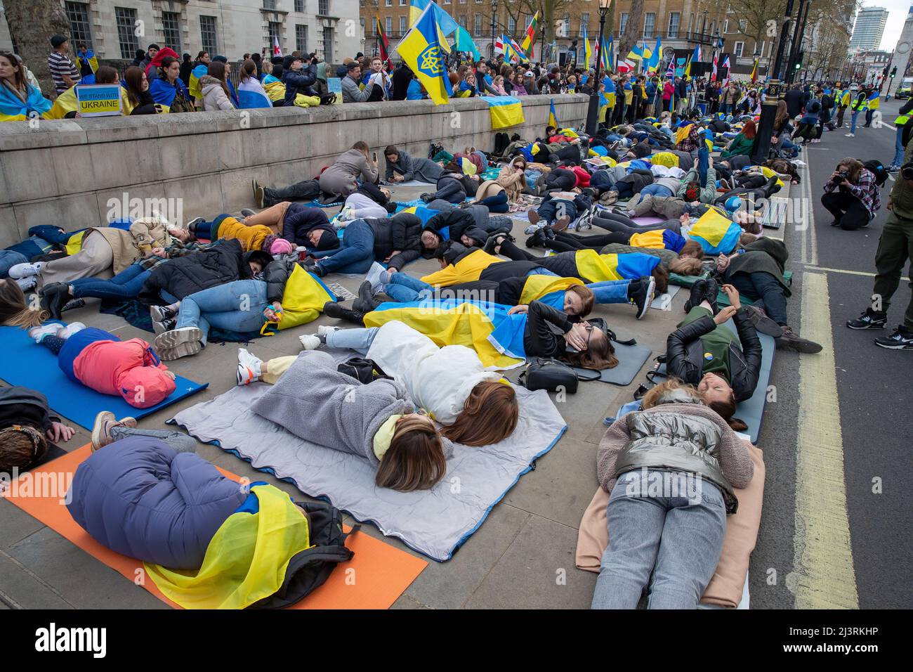 LONDON, 09 2022. APRIL, demonstrieren ukrainische Demonstranten gegen die russische Invasion der Ukraine vor der Downing Street in Whitehall, London. Stockfoto