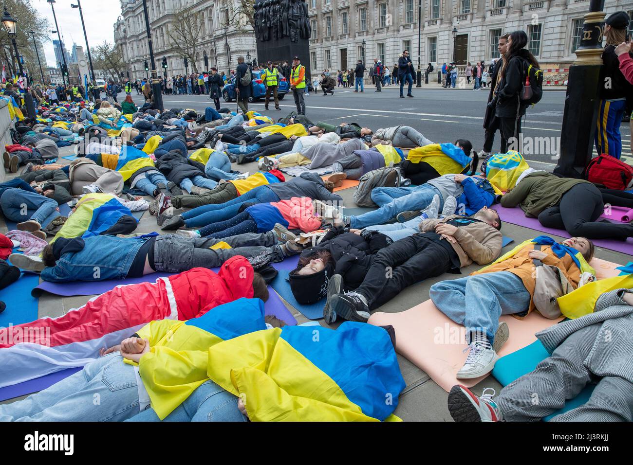 LONDON, 09 2022. APRIL, demonstrieren ukrainische Demonstranten gegen die russische Invasion der Ukraine vor der Downing Street in Whitehall, London. Stockfoto