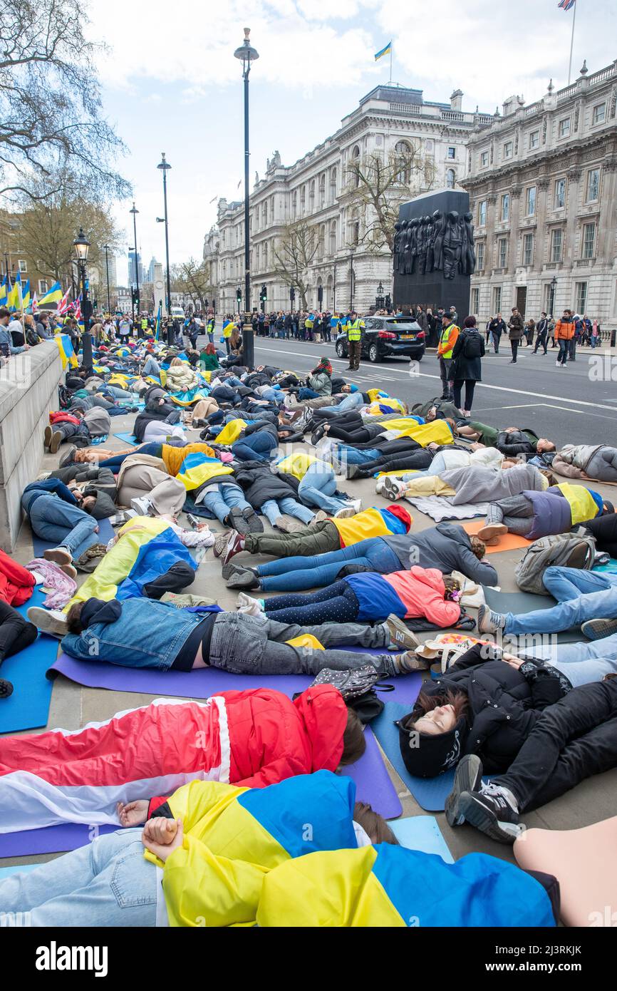 LONDON, 09 2022. APRIL, demonstrieren ukrainische Demonstranten gegen die russische Invasion der Ukraine vor der Downing Street in Whitehall, London. Stockfoto